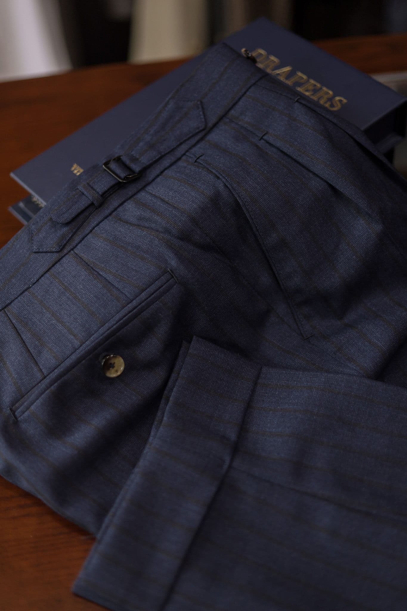 navy-red-stripes-drapers-2-ply-suit