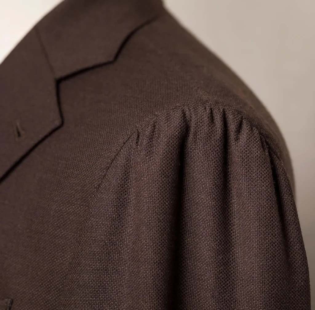 Spalla Camicia – Kiểu Vai Ý Phóng Khoáng và Dấu Ấn của Maison De Suits